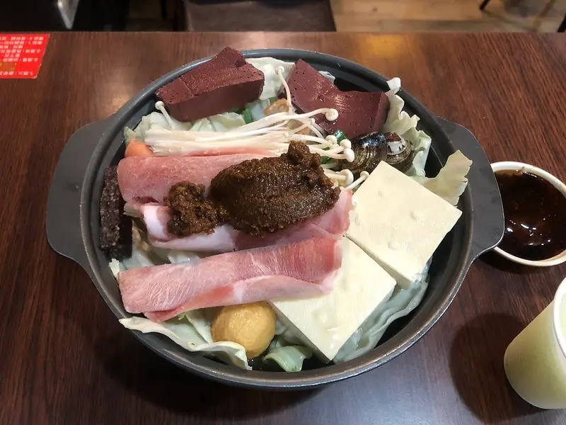 【竹北美食】三媽臭臭鍋竹仁店。大腸臭臭鍋、海鮮鍋、泡菜鍋，個人小火鍋。