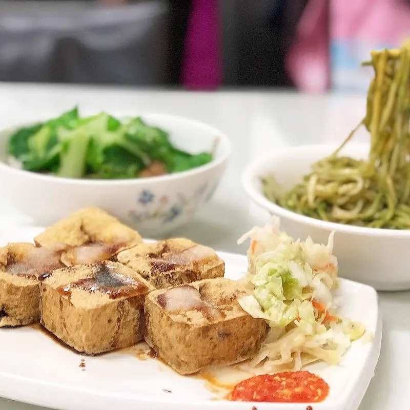 【竹北美食】博愛街臭豆腐、私房青醬乾麵。必吃臭豆腐和青醬乾麵，湯類免費加湯，美味小吃CP值超高! 近竹北火車站。