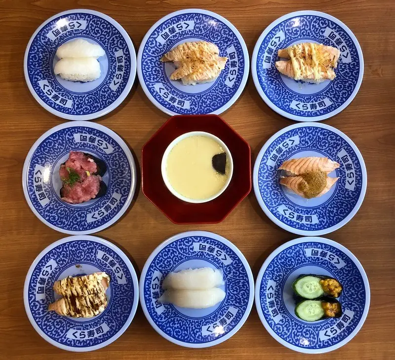 【美食】新竹市區。くら寿司 藏壽司 (新竹巨城 2F)。必吃的迴轉壽司，推薦炙燒起司鮭魚、炙燒蒜香鮭魚、炙燒長崎鮪魚、茶碗蒸! (附詳細菜單)