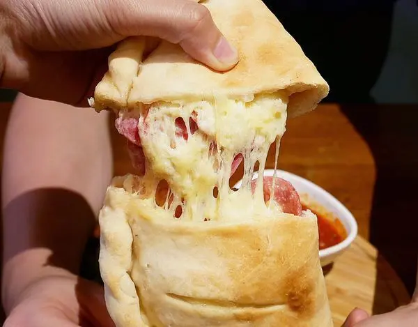 二訪A&A異國料理 - 起司控照過來~除了深盤披薩超牽絲，披薩包牽絲能力也不遜色，雞翅、薯條也是濃濃美式好味道