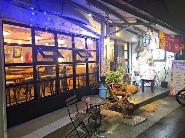 【古亭】古亭站附近巷弄新開店 ‧ 創意的異國美食 ‧ 起司像瀑布的深盤披薩 ‧ A&A異國美食