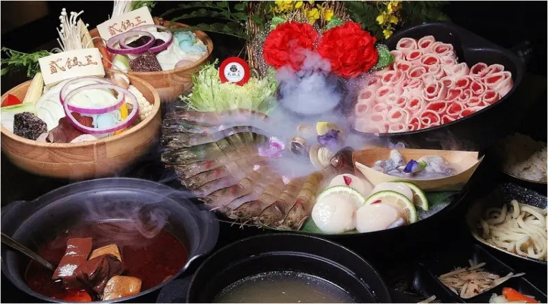 台南美食-芯芯要去【貳鍋三新精緻鍋物】~母親節限定浮誇系海陸火鍋饗宴，加碼抽最大獎50吋液晶電視