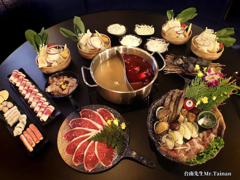 台南火鍋／每日限量現點現抓活龍蝦／嚴選頂級天然食材熬湯／不含化學添加物／不用火鍋調理粉／自助吧飲料+水果無限供應／空間寬敞團體聚餐首選