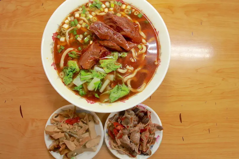 吃。高雄|左營區|網路排隊名店，在地飄香超過40年，整體口感值得樂天小高推薦「香園牛肉麵館」。
