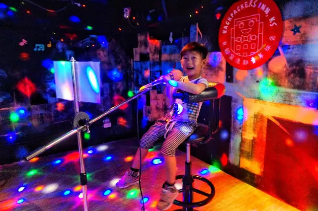 高雄住宿貝殼窩港都青年旅舍，背包客棧也可以很親子！追風奇幻親子樂園/大魯閣草衙道/鐡道文物館/遊戲愛樂園