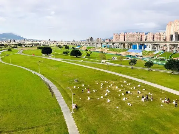 新北親子景點|大都會公園幸福水漾園區|2020最新地景藝術|60隻小綿羊陪我們過新年|辰光橋愛情水晶洞|過年走春好去處