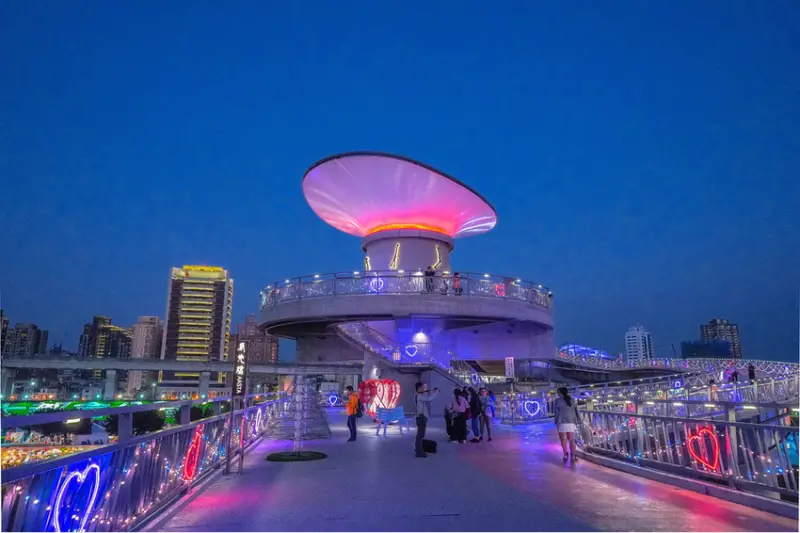 新北大都會公園 辰光橋X魔王 新北三重區 你集滿日月星辰龍新北五橋了嗎？ 有浪漫夜景的星座景觀橋 愛情鎖 鎖住你我浪漫 機場捷運 三重站直達 新北公園推薦 單車族天堂