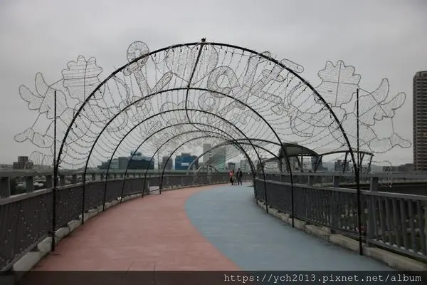 捷運三重站／新北大都會公園辰光橋與《詩步領羊》60隻可愛的羊咩咩藝術作品