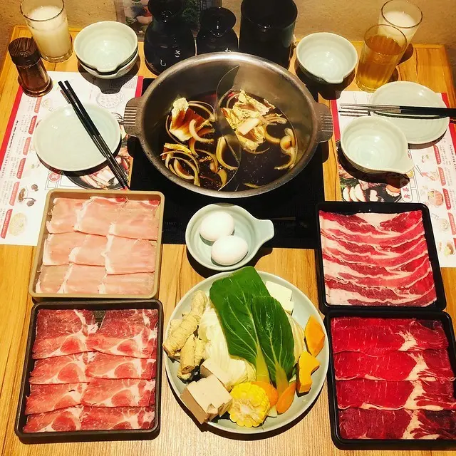 【美食】新竹市區─ MoMo Paradise 壽喜燒。一個人也能輕鬆吃壽喜燒，平日$409起，晚餐$529起~肉品、烏龍麵、飲料吃到飽！