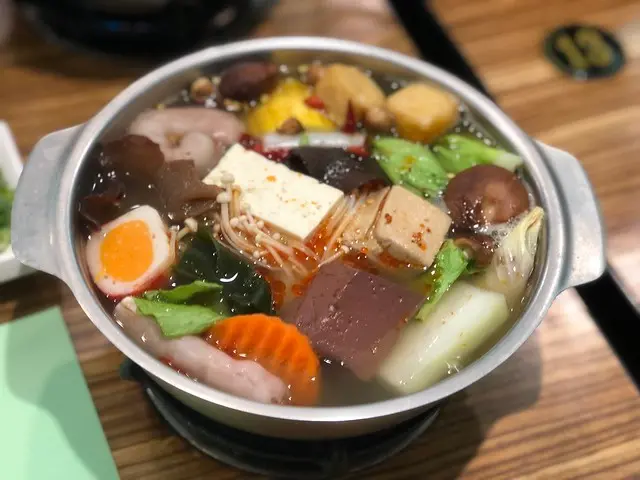 【美食】新竹竹北─真過癮火鍋。個人小火鍋、涮涮鍋、麻辣鍋。一個人輕鬆吃鍋物，還有四層蛋糕架擺滿肉超美~必點麻辣鴨血、大腸頭！