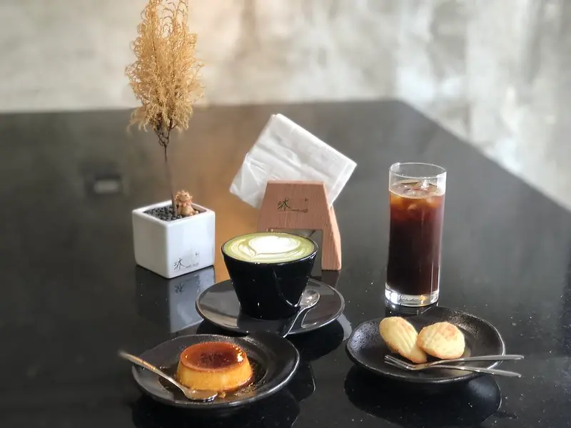 【美食】台中南區─沐Cafe。興大圖書館、興大男宿、興大綠園道旁裝潢超時尚的工業風咖啡屋，店內有提供充電插座唷!