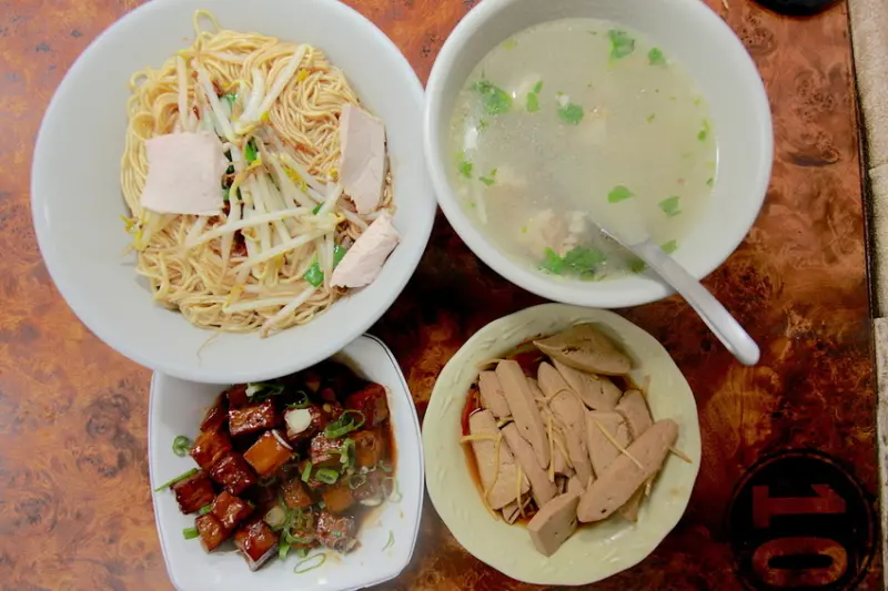 吃。高雄|左營區|樂天小高口袋名單分享。在地飄香30餘年，美味の蛋黃麵「德記蛋黃麵」。