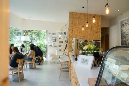 新竹好咖啡 過日子。宅咖啡 素白ig風打卡推薦 景觀咖啡 內灣合興車站賞紫藤花 愛情車站