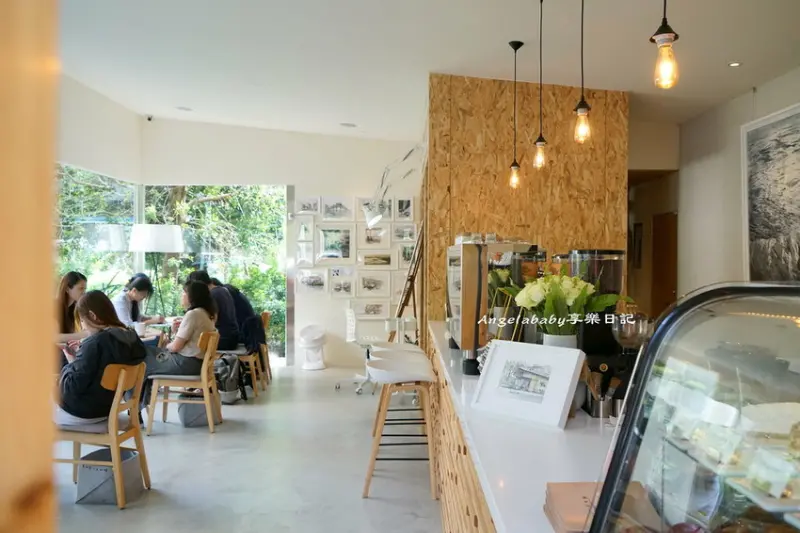 新竹好咖啡 過日子。宅咖啡 素白ig風打卡推薦 景觀咖啡 內灣合興車站賞紫藤花 愛情車站