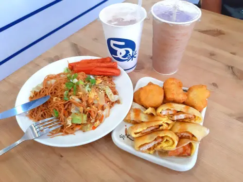 【台中】 再50米深嵐早午餐悠閒的吃著活力早餐，人氣點餐辣炒雞絲麵美味上桌。