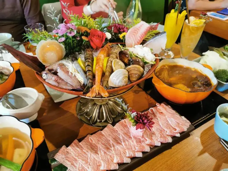 喜園風味涮涮鍋-林口歐風店 聖誕 跨年 新年特餐菜單 澳洲9+級和牛 伊比利霜降豬 天使紅蝦 有機蔬菜 高級食材精選肉類海鮮 法式甜點陪你倒數2019