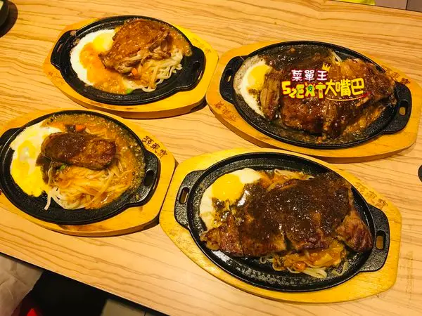 孫東寶台式牛排菜單價位大公開》台中南屯向上路美食必吃小吃餐廳～推薦紐約教父牛排、沙朗牛排、板腱牛排。