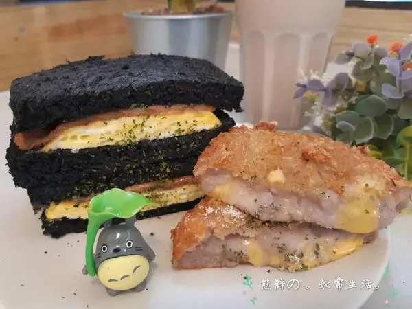 【台中】台中特色早午餐，魚吃土。手作三文治，黑磚吐司黑漢堡是招牌特色，芋泥可樂餅限量供應