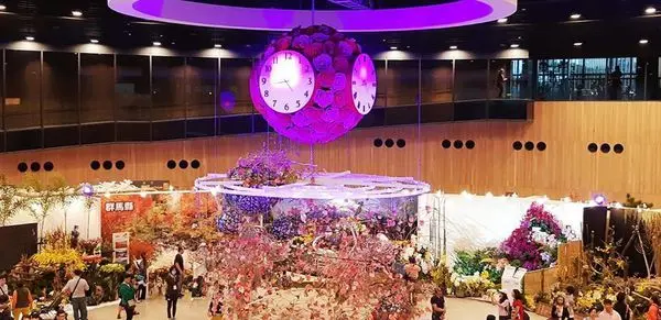 【台中】后里馬場園區★花舞館★花之信約鐘★時鐘上由多數玫瑰花而成★吸引大批人潮前去觀看★