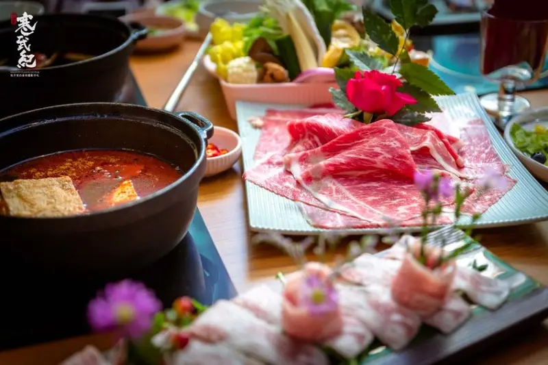 【中肯‧食記】喜園風味涮涮鍋．林口歐風店｜慈心有機認證蔬果．林口必吃歐風有機火鍋．頂級和牛海陸套餐！