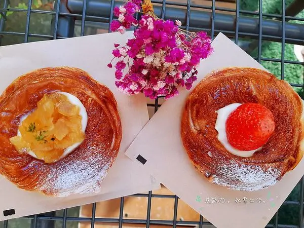 【台中】午間限時販售的水果甜甜圈★薄薄糖衣皮脆Q彈帶勁★還有多重口味可選擇★店裡有可愛兔子、松鼠為主題旋轉木馬★讓人殺光記憶卡