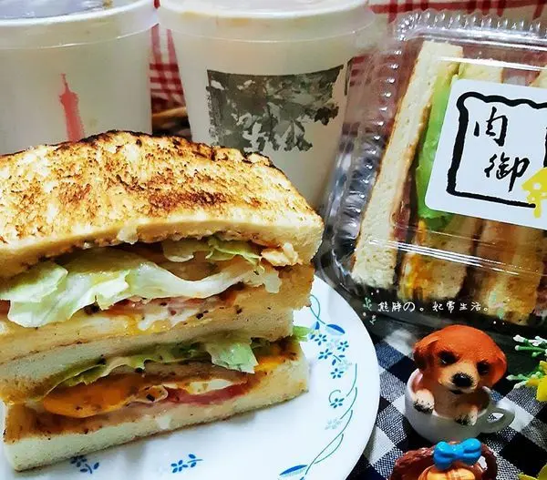 【台中】美食達人★宵夜新選擇★肉御。貨櫃招牌三明治★獨特醬料吮指美味★秘製凱薩醬與眾不同