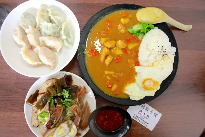 吃。高雄|左營區|眷村美食。北方麵食，特殊餃子皮的口感「東北餃子館」。