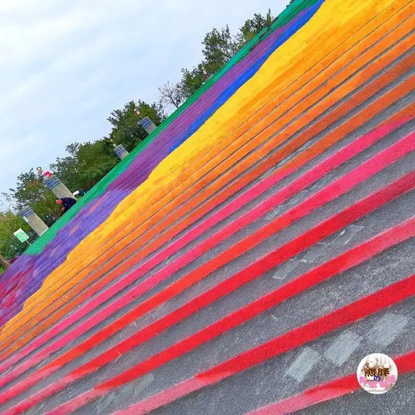 【台中】九二一震災紀念公園，樓梯畫上美麗的彩虹，每走一步都讓人好心情。