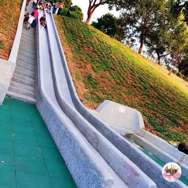 【台中】重建後的九二一震災紀念公園，這裡很大，是個放鬆的好地方，建造了長長的溜滑梯，吸引好多人朝聖。