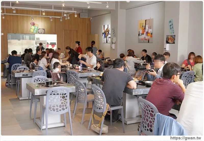 去年開幕的平價小火鍋，假日用餐人潮全滿，平日午餐只要138起還有飲料無限暢飲！！