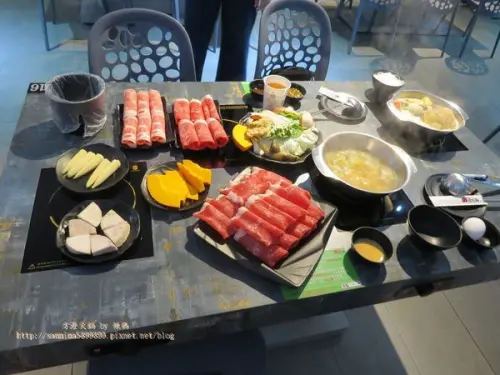 逢甲平價火鍋【方澄火鍋】湯底採用日本昆布柴魚熬煮，無添加人工高湯粉，自然甘甜濃郁好喝~