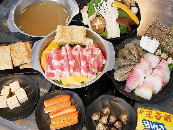 方澄火鍋 - 台中逢甲平價火鍋，真材實料湯頭選擇多，整個冬天泡在火鍋裡吃不膩，別在喝粉泡的湯頭，快來試試真正湯底