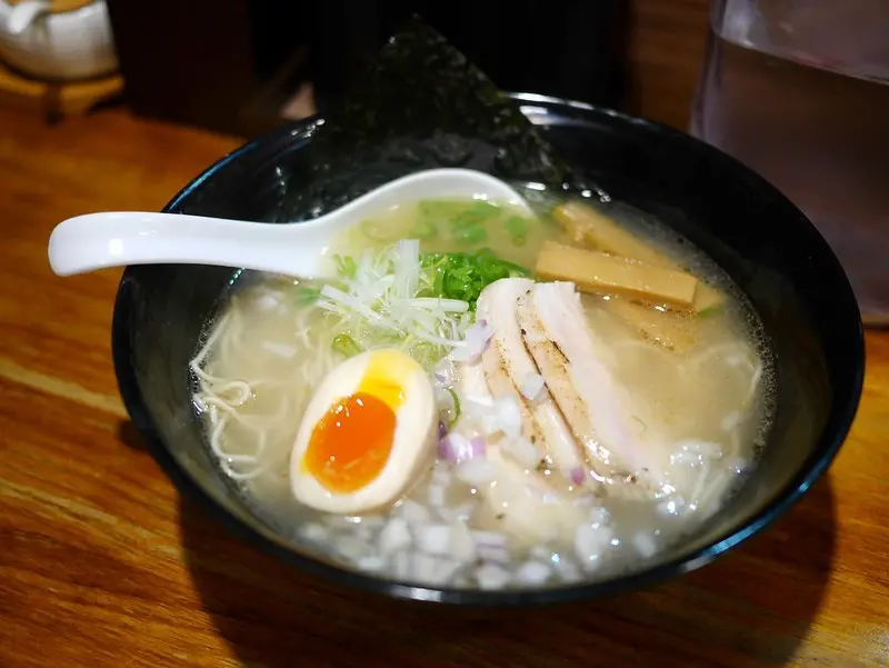 【美食】台中東區。貍匠拉麵-忠孝深夜拉麵! 濃厚豚骨拉麵、低溫雞叉燒好好吃!