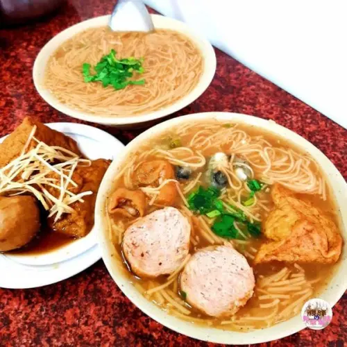 【台中】自家熬煮柴魚湯頭，搭配麵線鮮甜美味入口，大腸魯的入味軟Q適中，小菜搭配薑絲跟滷汁入口好滿足