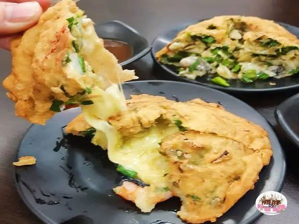 【桃園】傳統美食，創新求變，起士蚵嗲蘊藏豐富配料，內含座位享用美食即時即刻盡在蚵仔嫂為您呈現。