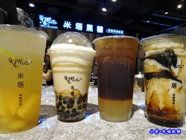 桃園統領廣場美食【米塔黑糖飲品專賣&米塔手感烘焙桃園統領店】好喝黑糖珍珠厚奶/清檸鳳梨冰茶/黑糖仙草鮮奶/黑糖冬瓜檸檬愛玉。美味超值#福袋麵包。早午餐、下午茶點心(桃園手搖飲推薦)