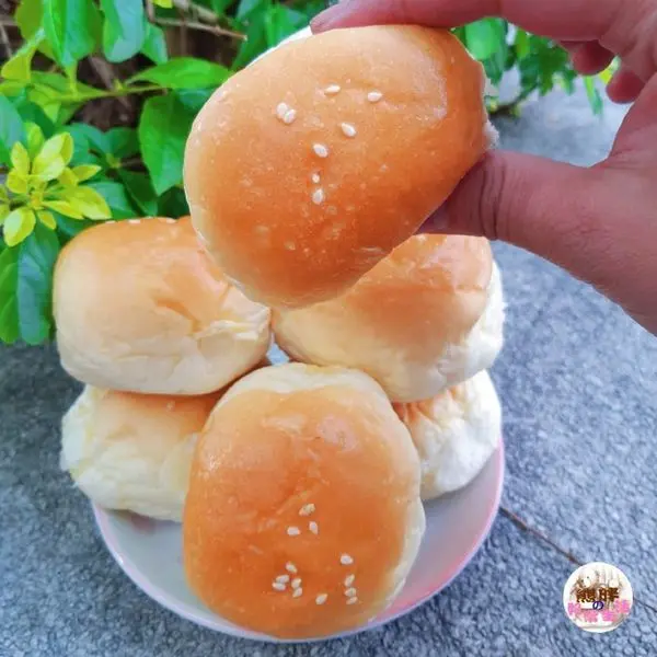 【台中】牛排館好吃小餐包，福星食品行，眾多口味可選擇，價格便宜，大量採購當早餐零嘴點心都合適，加熱過後更好吃。