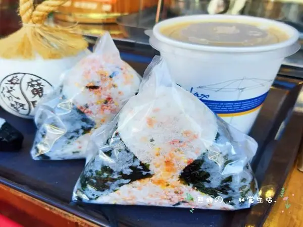 【台中】可愛三角飯糰，日式風格的攤位擺設，特製米飯，口味新穎，光吃一個怎麼對得起自己。