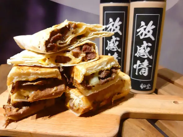 【新竹】台中最火紅的古巴三明治來到新竹了，奶油熱壓皮香脆、麵香Q，肉質鮮嫩且入味，初堂絕對是新竹宵夜不二的最佳選擇。