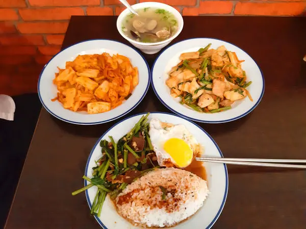 【員林】自製快炒寧波年糕，入味又香Q，牛肉蓋飯好美味，還有多樣商品可選購唷!。