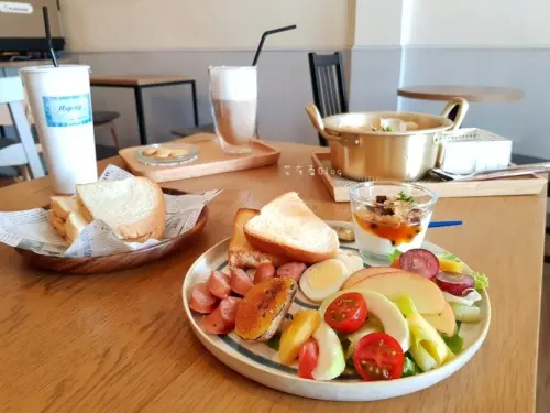 《高雄美食》厚皮咖啡 Hoping Cafe❤隱身老左營，鄉村風早午餐~早上也賣部隊鍋喲！