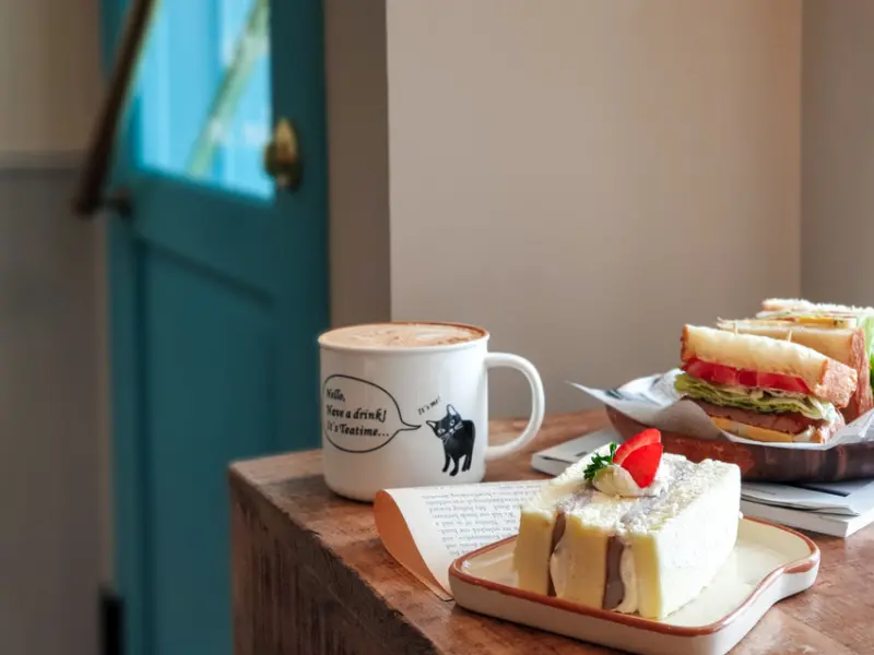 高雄美食||厚皮咖啡Hoping cafe-左營大路上的英式咖啡館，雙層芋頭蛋糕好吸睛||左營區、左營咖啡廳、不限時咖啡廳