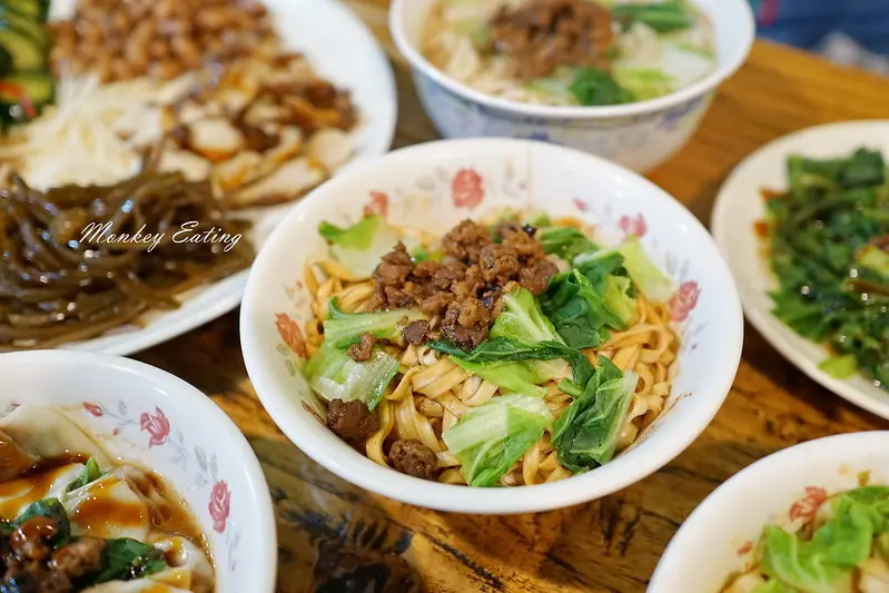 【台中豐原】隱密巷內的美味素食小店『阜裕齋素食坊』。自家手作辣油、古早味紅茶│滷味小菜很推薦