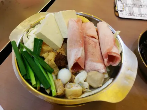 【美食】苗栗竹南|麗媽四季鍋(竹南博愛店)。每鍋120元起，外帶折10元。大腸臭臭鍋、南瓜牛奶鍋、竹南小火鍋