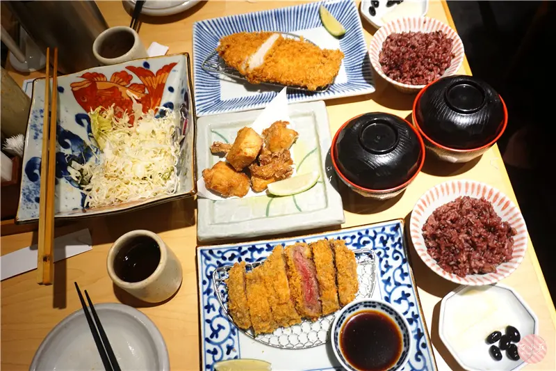 銀座杏子日式豬排-台中秀泰店。台中東區秀泰影城站前店日本東京超人氣炸豬排，期間限定炸牛排，米飯及高麗菜絲免費續加!