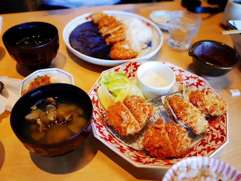 【美食】台中東區。銀座杏子日式豬排(台中秀泰店)!秀泰影城S1館2F。腰內肉超嫩，還有好吃的酥炸鮮牡蠣定食套餐!