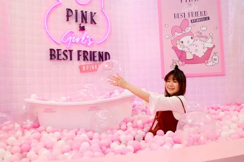 #Pinkholic 粉紅風暴席捲高雄《三麗鷗粉紅閨蜜期間限定店》全台巡迴最終站就在大魯閣草衙道 ❤粉好拍❤ 免票入場 夢幻場景拍不完