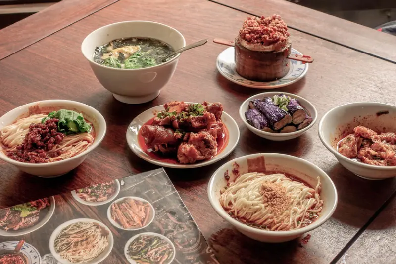 老鄧 lao deng 1949 Ｘ魔王 台北中正區 川味担担麵 粉蒸排骨 東門永康商圈人氣老店四川麵館 捷運東門站 東門麻辣麵 內文有店家資訊