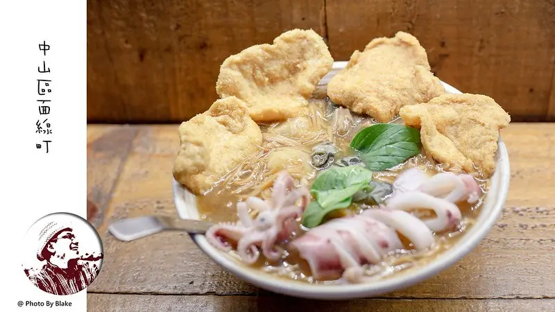 放整隻小卷進去的超浮誇麵線，一上桌都就讓人驚豔，也難怪有那麼多人會來排隊｜布雷克出走旅行視界