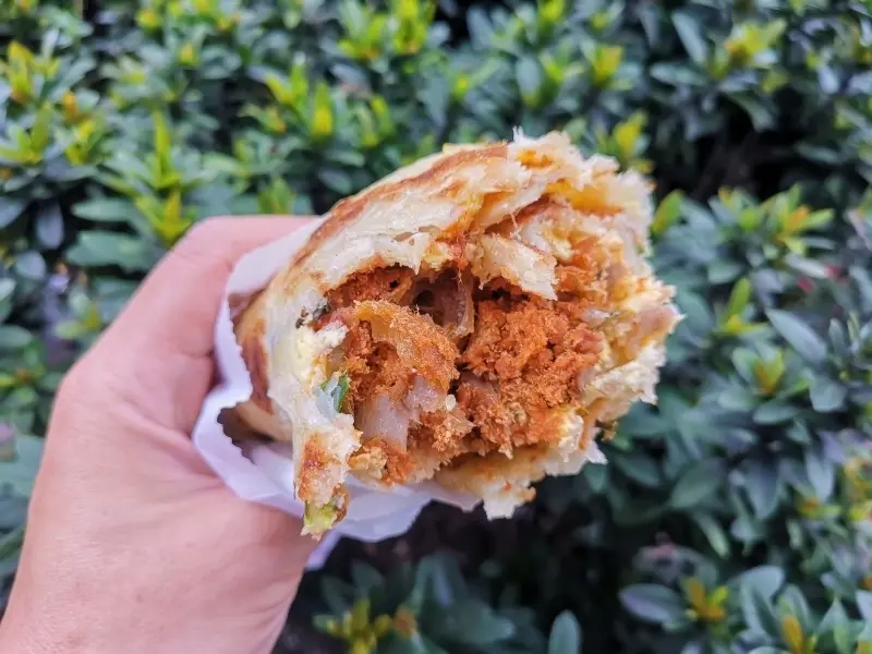 跳躍的宅男 - [台北忠孝敦化早餐]上順興香Q飯糰-這個隱藏版一定要吃!! 蔥油餅夾飯糰餡料好吃份量夠又不油  老闆態度超好!! 台北早餐推薦